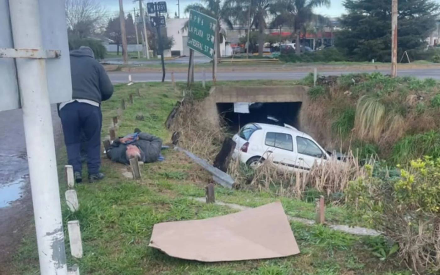 Milagro en La Plata: un hombre se descompensó, perdió el control y cayó al zanjón de la rotonda de Olmos