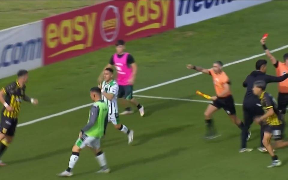 Clásico con final caliente: empujones, piñas y un expulsado tras el triunfo de Almirante Brown ante Nueva Chicago