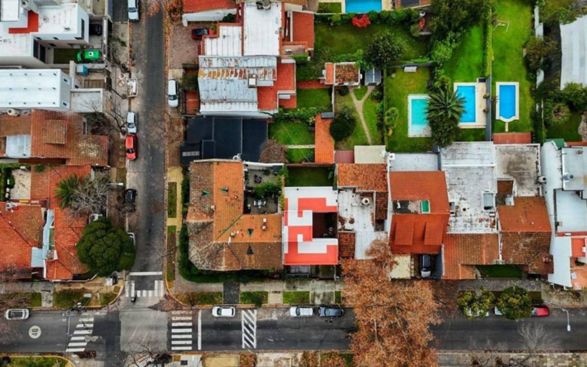 Locura pincharrata: ¡pintó el escudo de Estudiantes en el techo de su casa y se ve desde el aire!