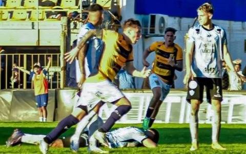 Empate agónico para Argentino de Quilmes y salida del entrenador Cristian Grabinski