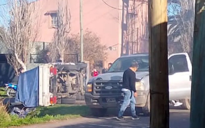 Impresionante choque y vuelco en City Bell: hay un herido