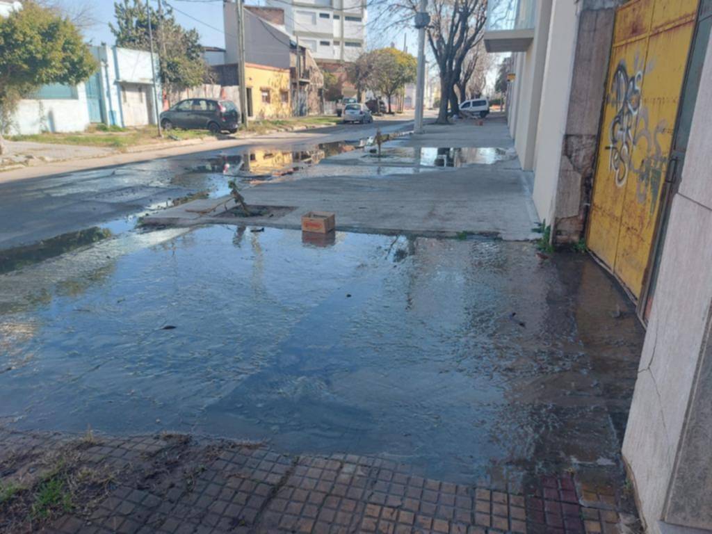 Crece el reclamo en los barrios por los crecientes desbordes de las cloacas
