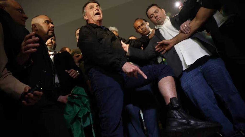 Bolsonaro, con arresto domiciliario en Brasil