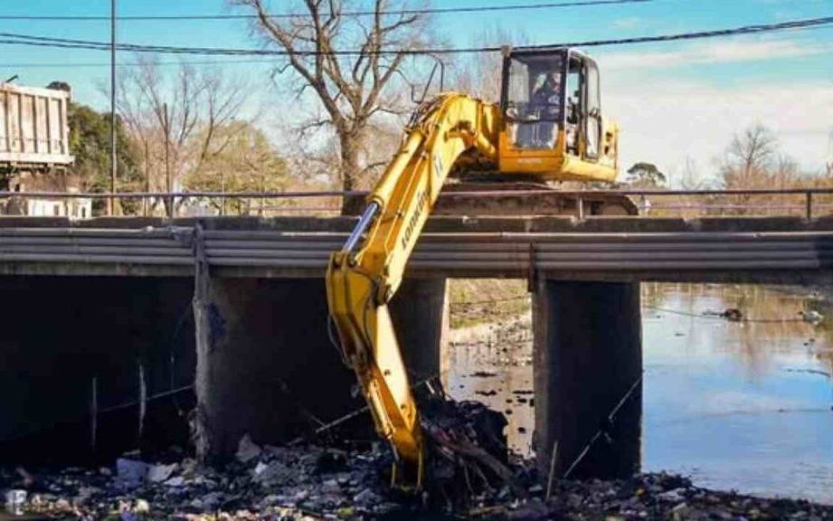 Municipio de Quilmes avanza con tareas de limpieza en arroyos para prevenir inundaciones