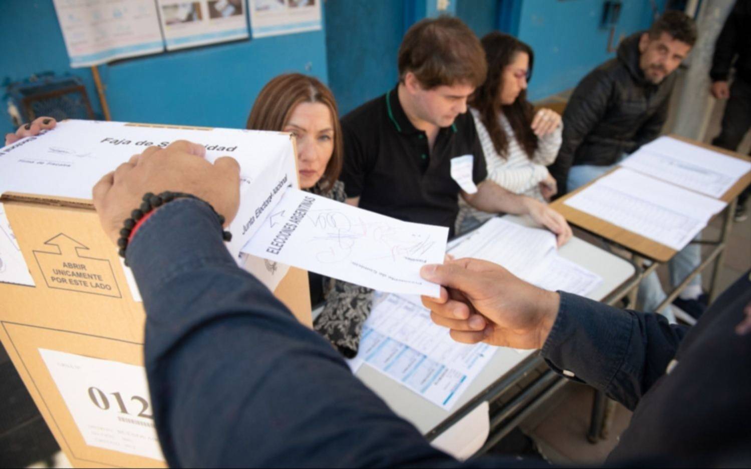 Denuncian que la Junta Electoral Nacional cambió el 80% de las mesas en Provincia: mirá el padrón para saber dónde votás