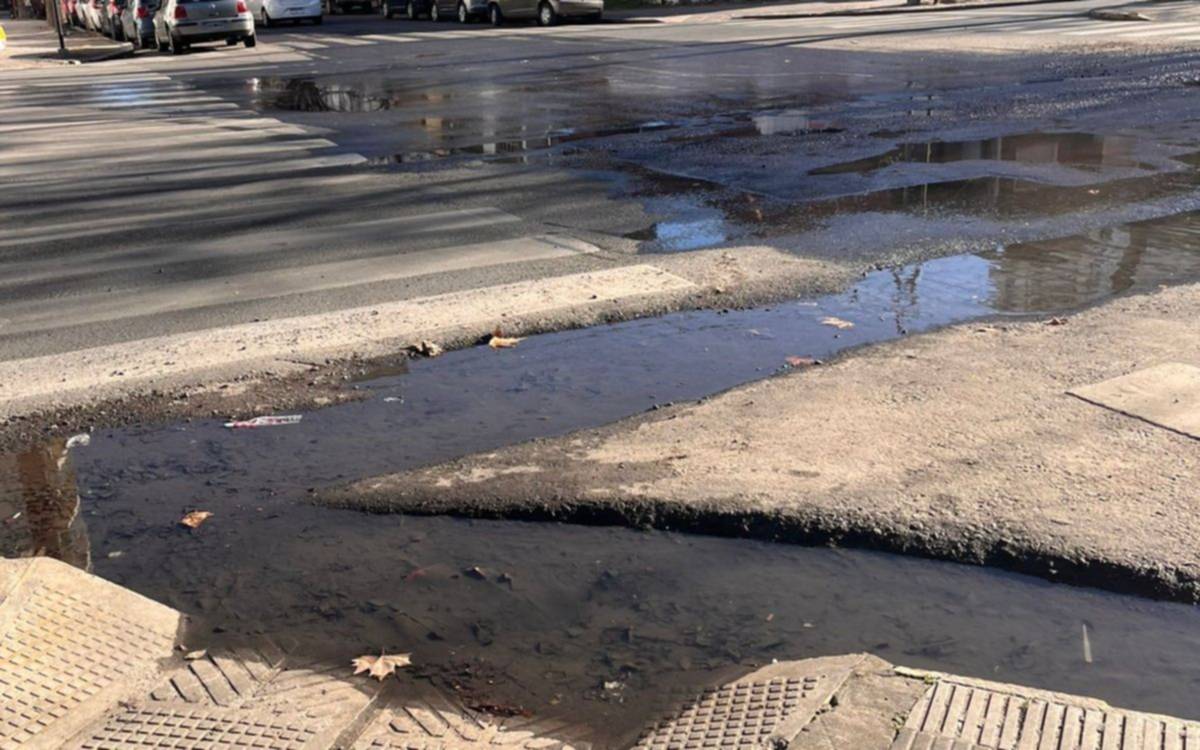 Pérdida de agua en pleno centro de La Plata