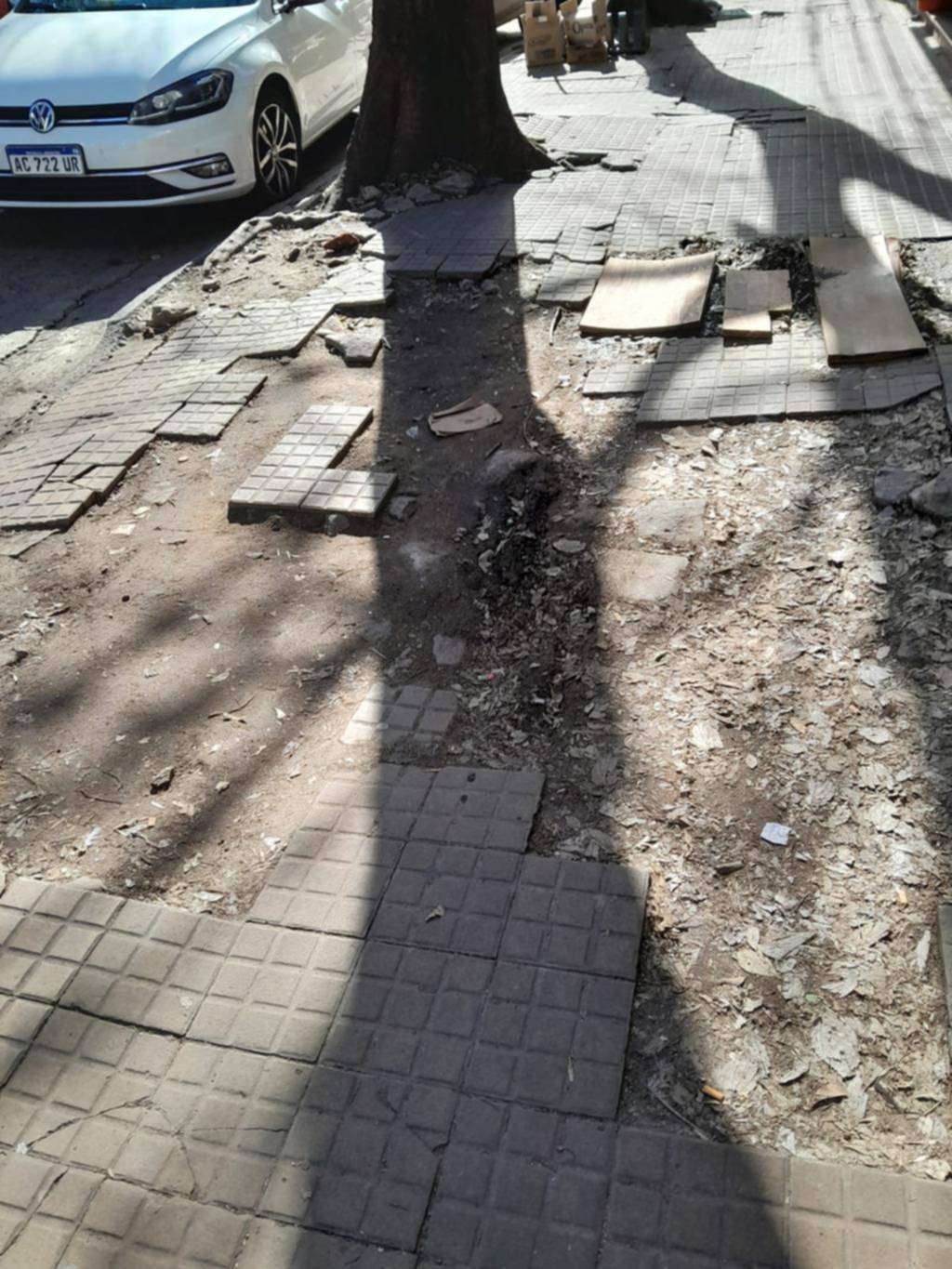 Piden el arreglo de la vereda y la calle en la zona de 46 y 6