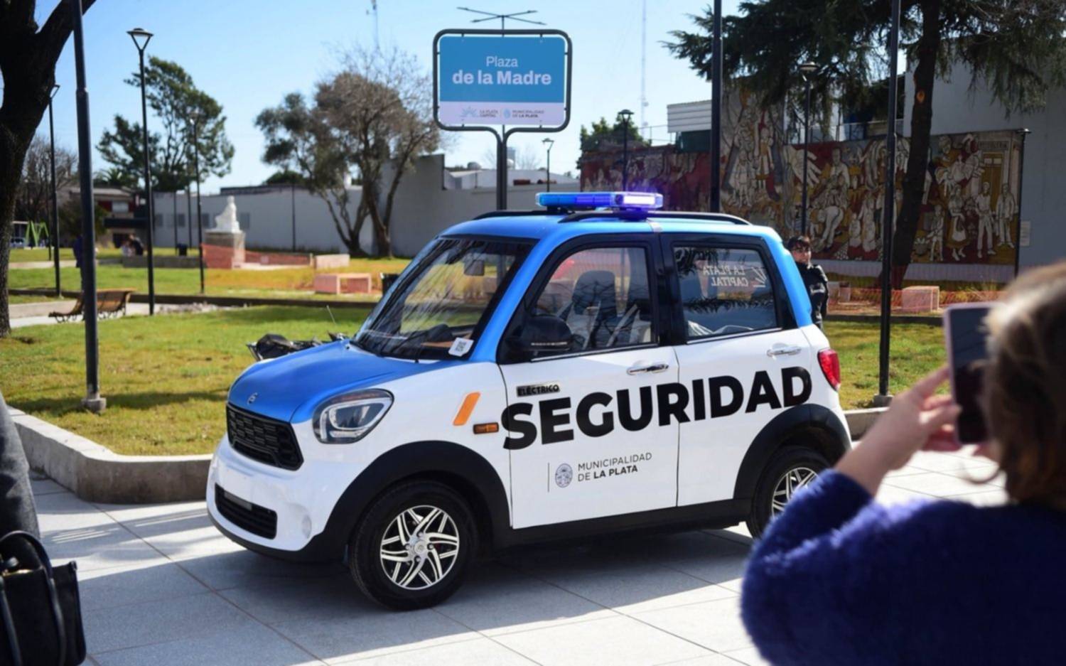 El oeste de La Plata tiene su "Hornito": el auto llegó para custodiar la Plaza de Los Hornos