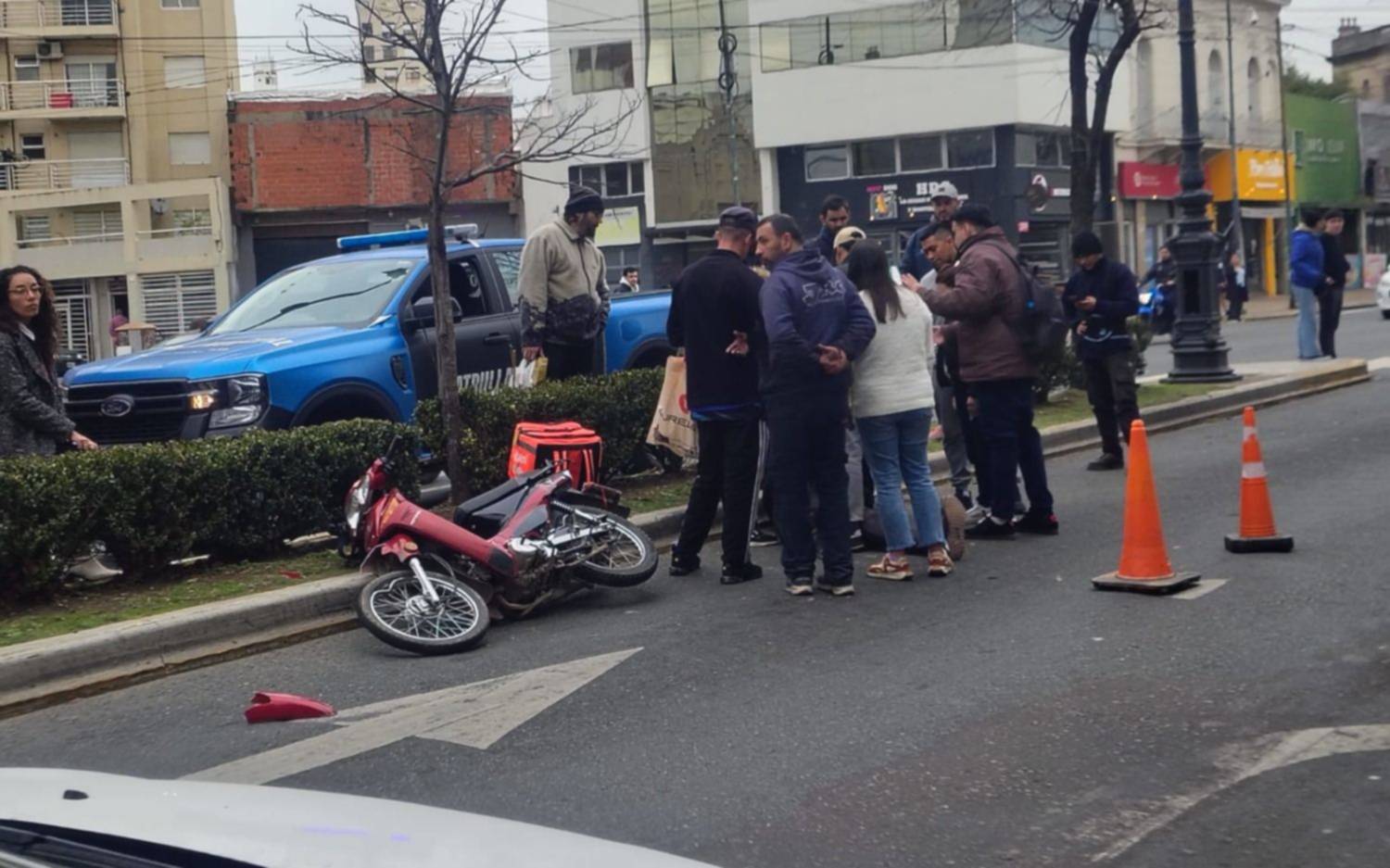 Accidente, un repartidor herido y tensión en pleno centro de La Plata