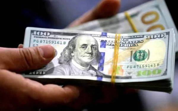 El dólar oficial volvió a bajar : a cuánto cerró este miércoles 6 de agosto