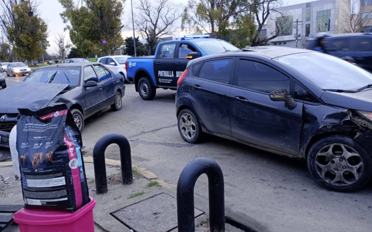 La esquina de los tortazos: otro choque en Barrio Norte y el reclamo de los vecinos por semáforos