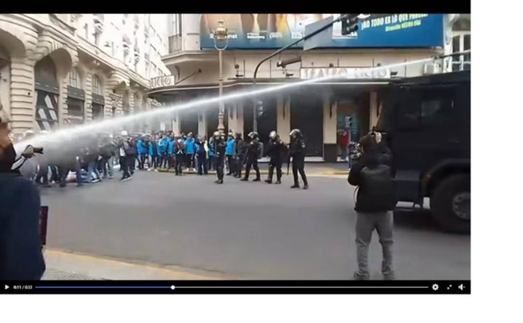 Corridas, gases y un hidrante en la marcha de jubilados y médicos