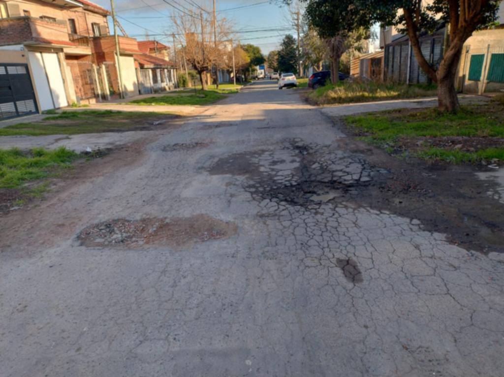 Reclamos vecinales por calles “detonadas” en un barrio de Tolosa