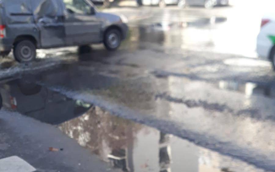 Desborde cloacal y pérdida de agua en una zona céntrica