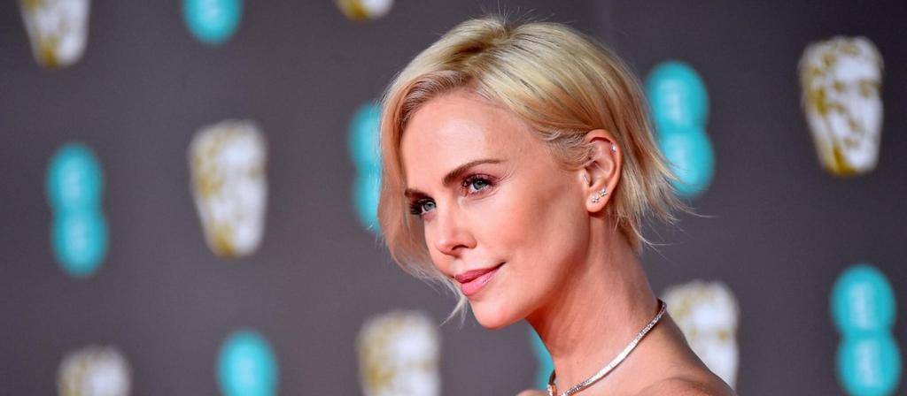Los 50 de Charlize Theron: la actriz que desafió las reglas y se inventó un camino
