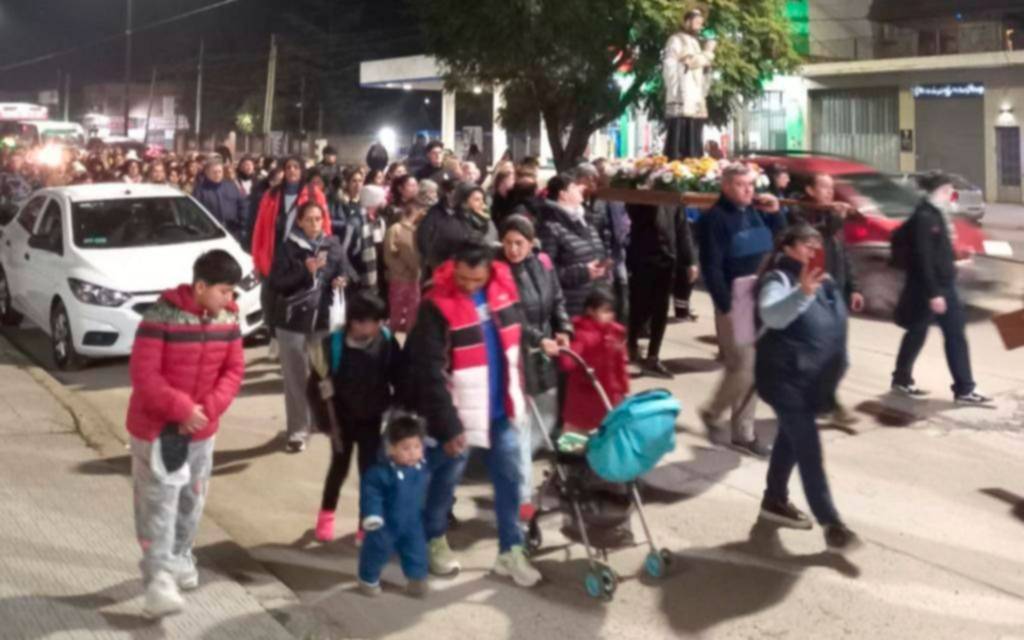 Una multitud caminó de noche por la 44 para pedirle trabajo a San Cayetano