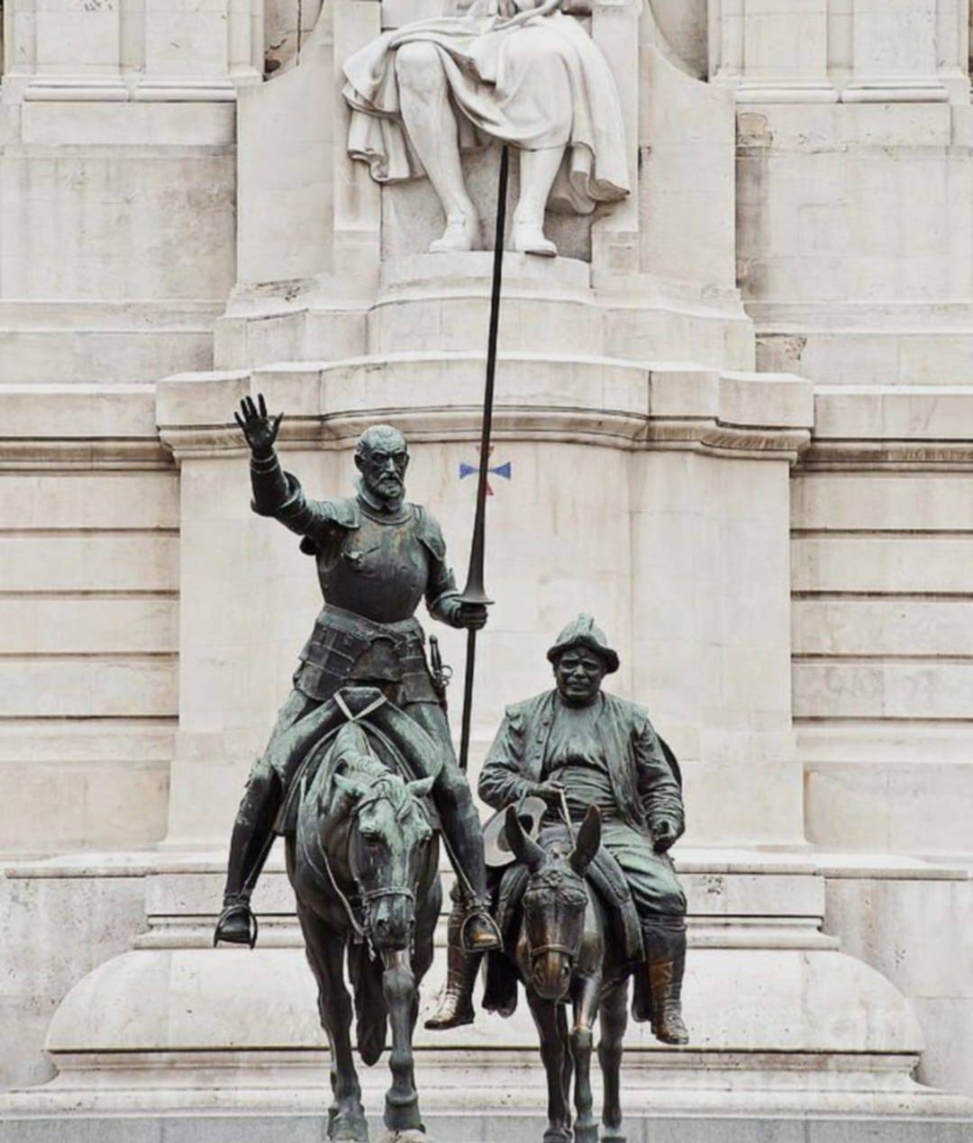 Con nuevo monumento, reformarán la plaza España