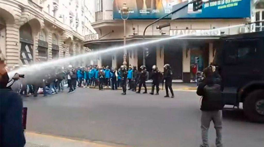Corridas, gases y un hidrante en la marcha de jubilados y médicos