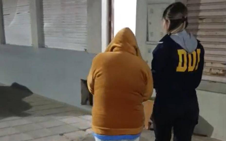 Detuvieron en La Plata a la madre del acusado de un femicidio en Berisso: ¿qué le encontraron?