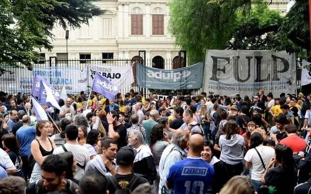  Universitarios de La Plata en pie de guerra: una semana sin clases en la UNLP y se suman los Nodocentes