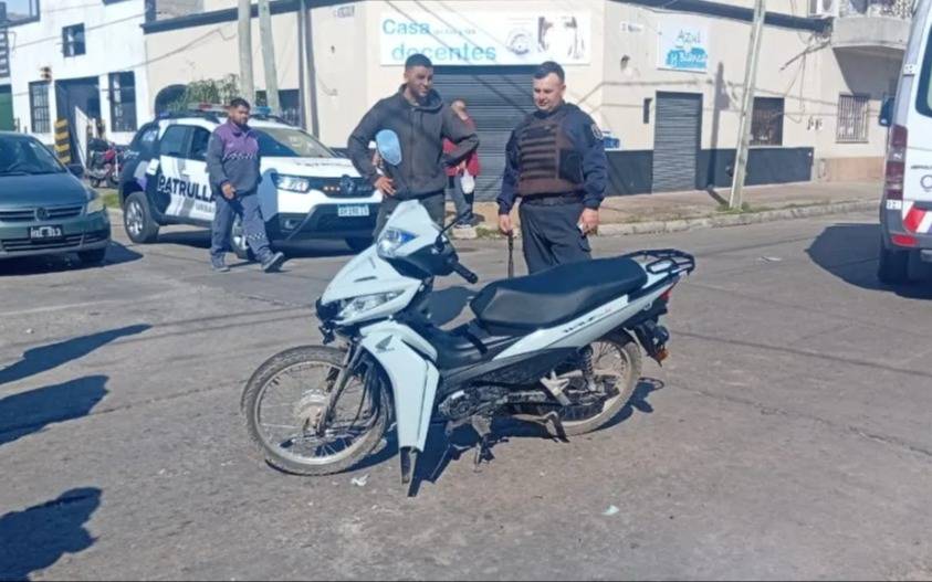 Motociclista resultó herido tras colisionar con un auto en Quilmes Este