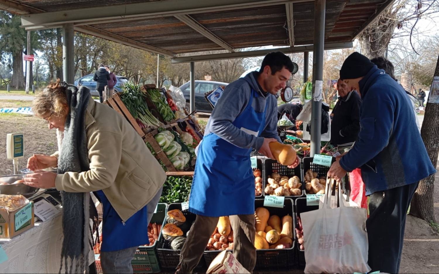 La feria de la Asociación Civil de Arana que funciona hace 15 años y ofrece los mejores productos a los vecinos 