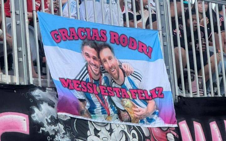 "Gracias Rodri, Messi está feliz": la bandera a De Paul que se hizo viral, desde La Plata a Miami