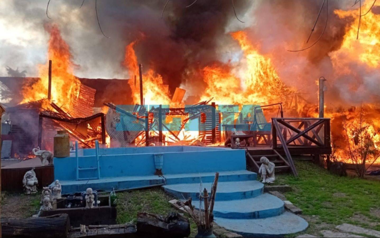 Impactante incendio en una casa de La Plata
