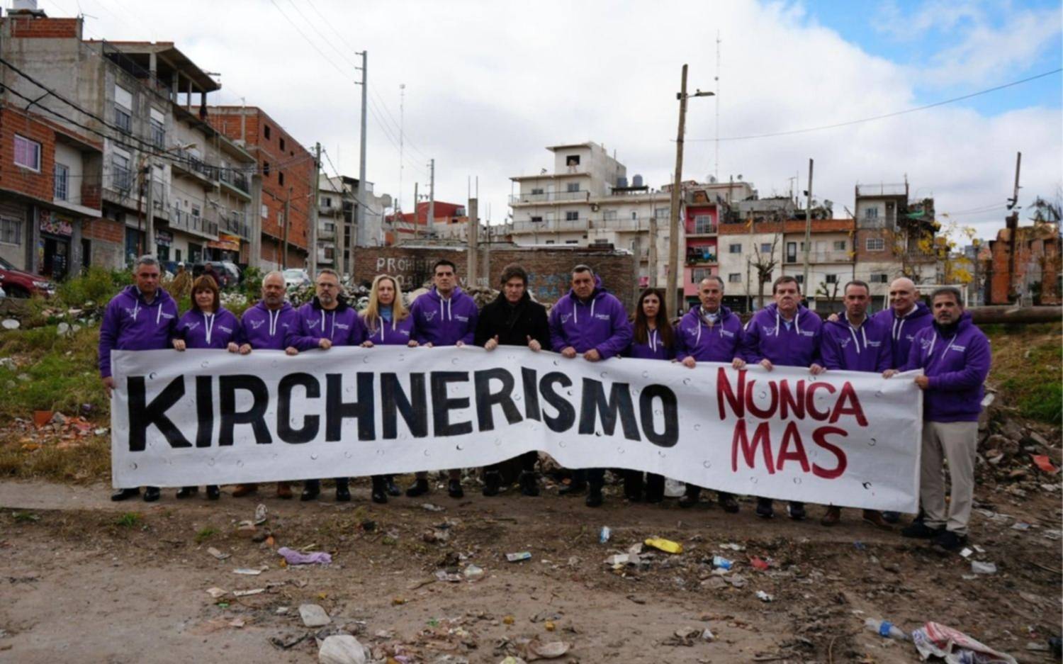 "Kirchnerismo Nunca Más": Milei arrancó la campaña en Provincia con una polémica bandera