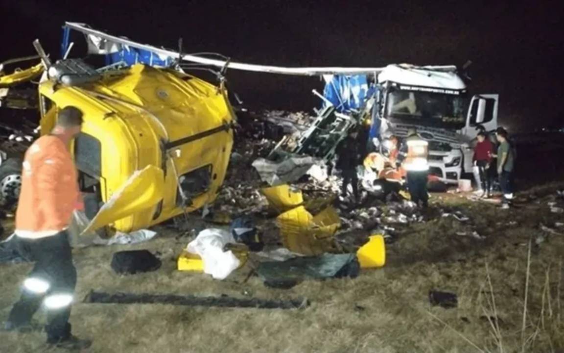 Chocaron dos camiones en la autopista Rosario-Córdoba y murió uno de los conductores