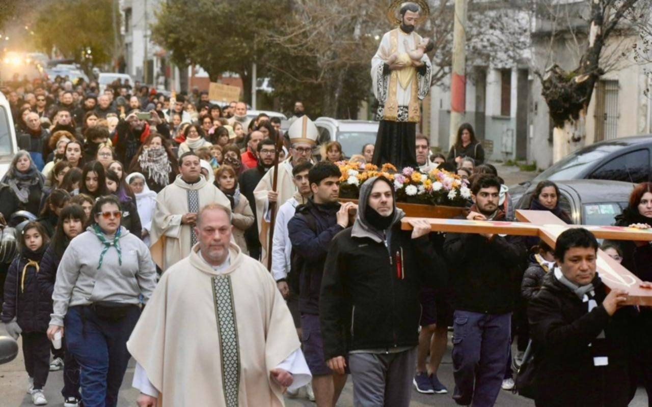 VIDEO.- San Cayetano movilizó a La Plata: los fieles pidieron por paz, pan y trabajo en el templo de 44 y 30