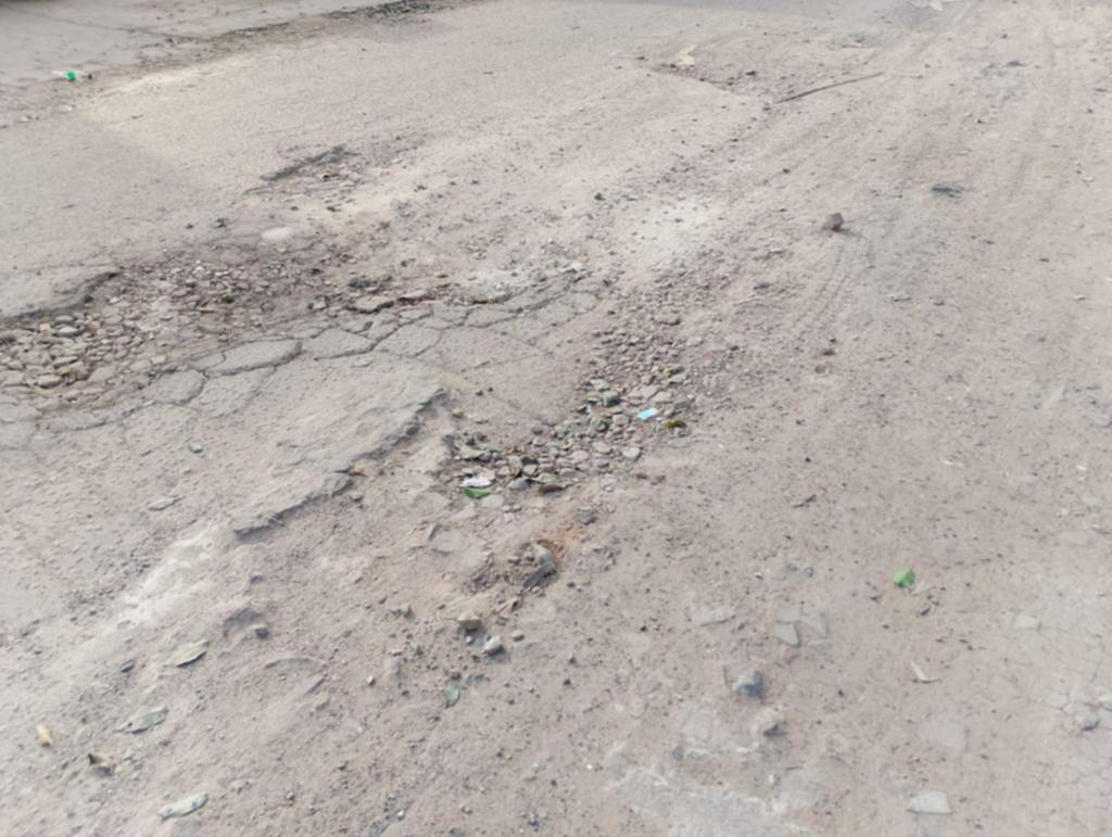 En Los Hornos se quejan por el estado de la calle 55 entre 142 y 143