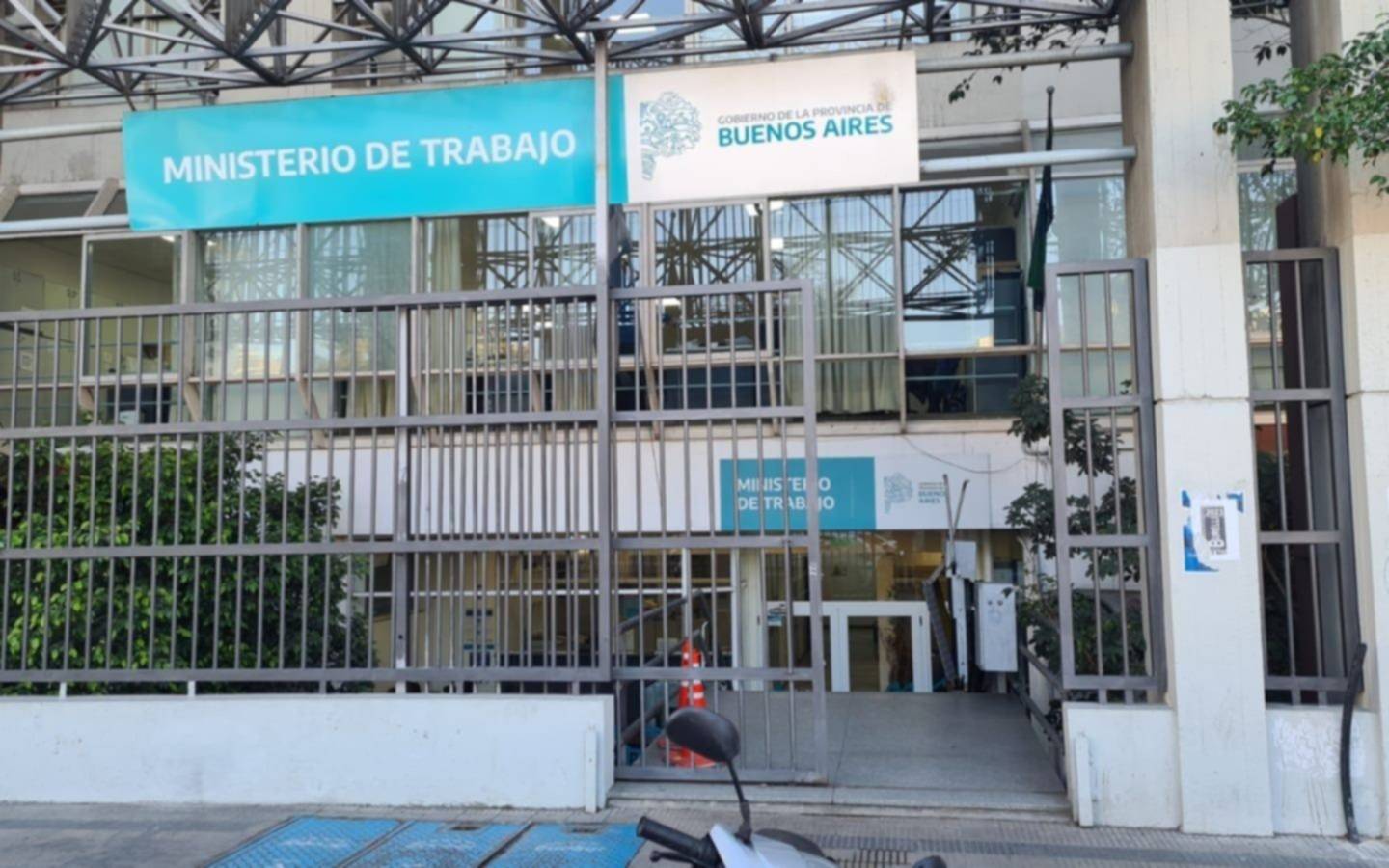 Paritaria bonaerense: oferta de aumento salarial a estatales en dos tramos y rechazo gremial