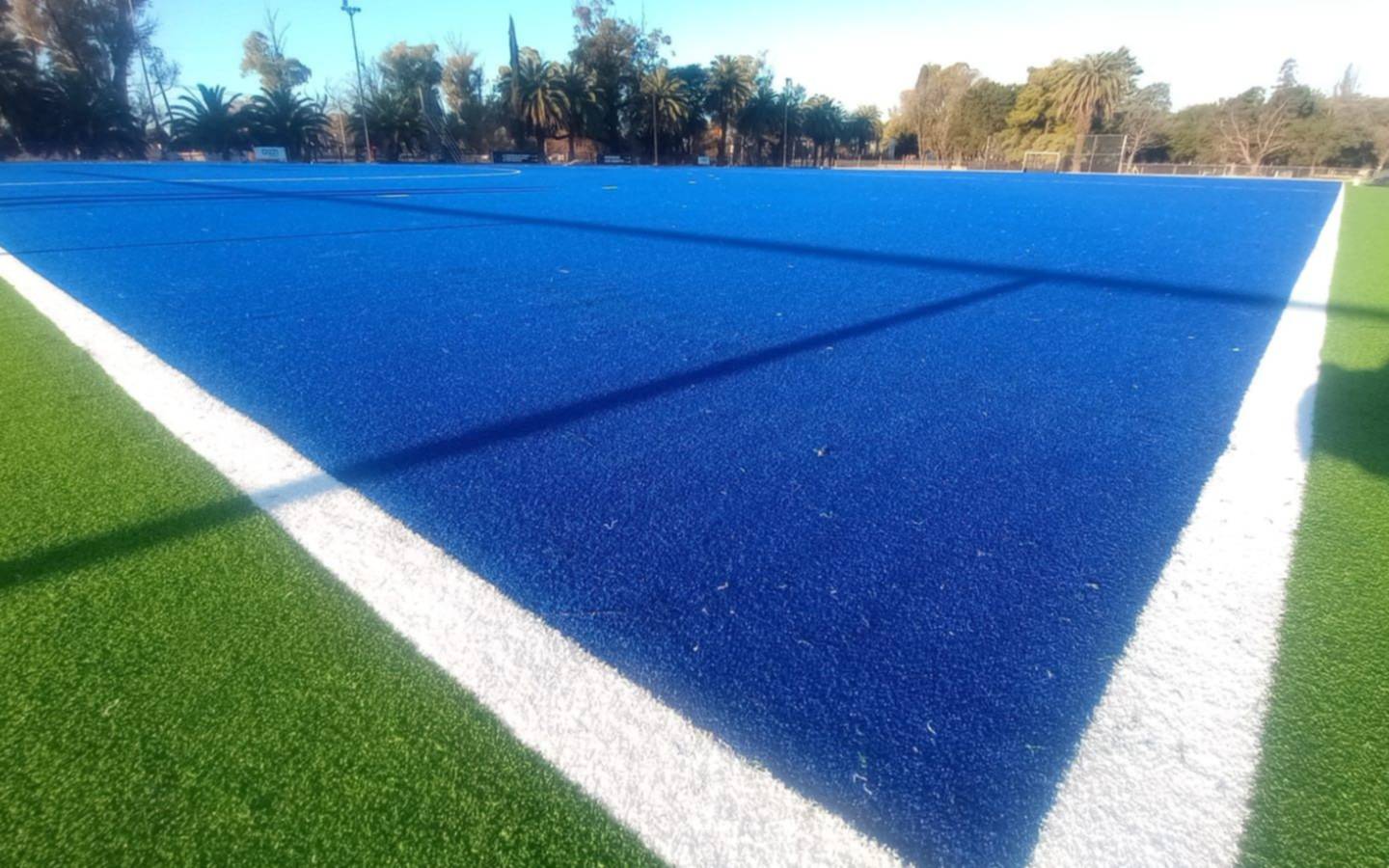 Viernes de fiesta en Gonnet: Universitario inaugura su primera cancha de agua de hockey