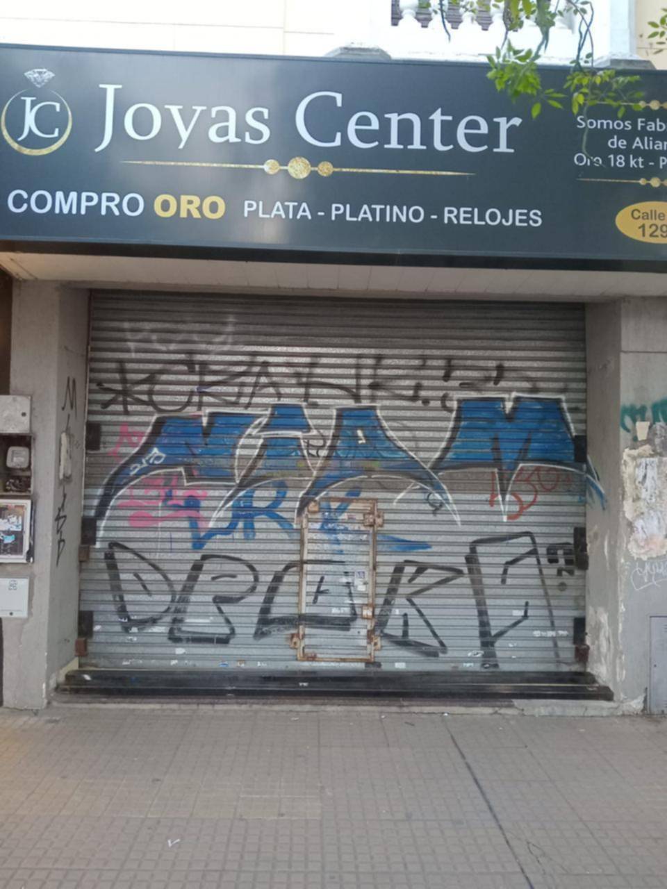 Calle 12 otra vez tapizada con los grafitis: malestar entre comerciantes