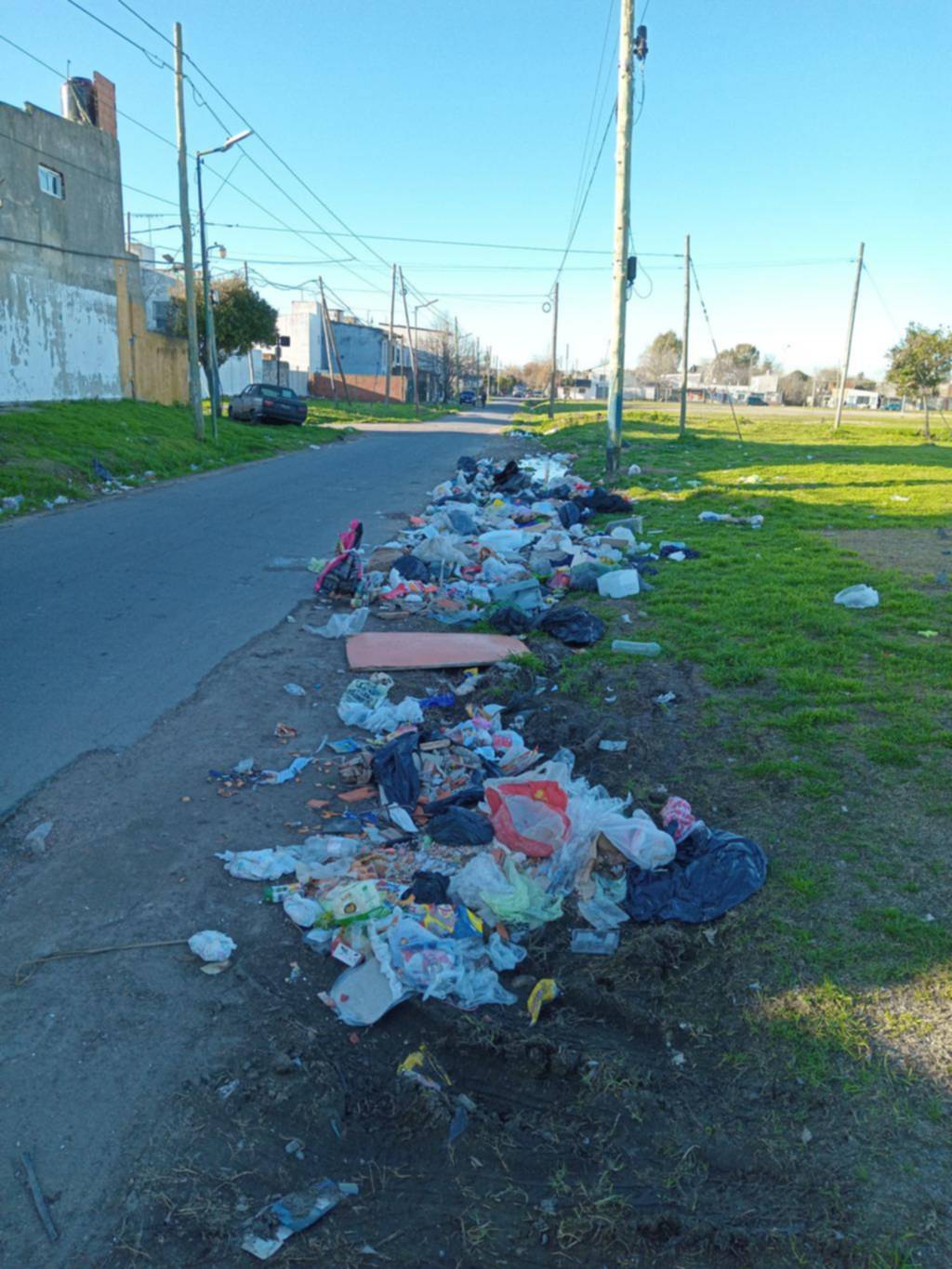 Se acumulan residuos de todo tipo en una esquina de Altos de San Lorenzo