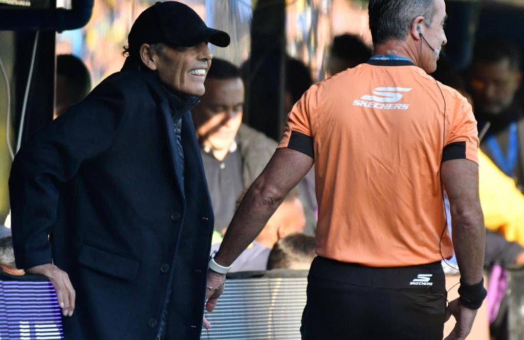 Un cuestionado Russo se fue sin dar declaraciones