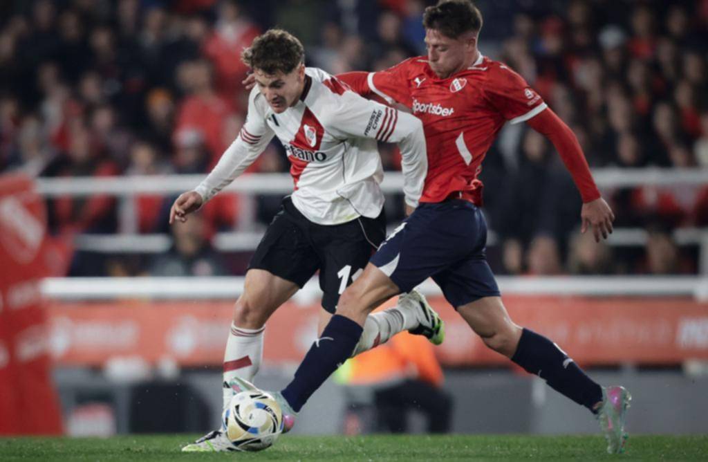 Empate y polémica Independiente y River, a mano