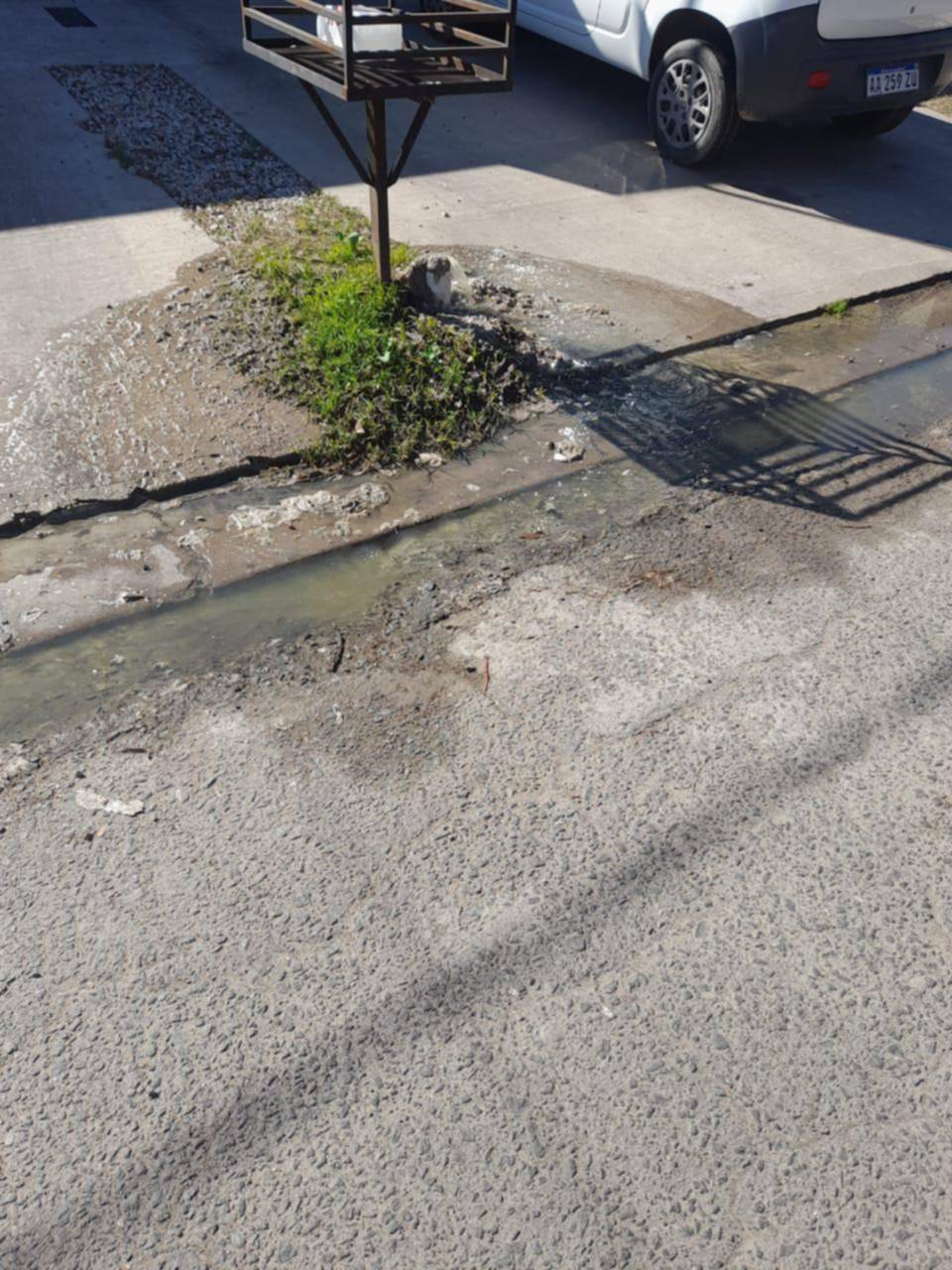 Un año lleva un problema en la cloaca que llena de desechos en 133 y 529
