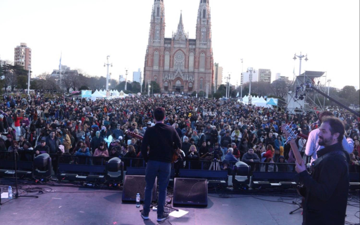 Con gran éxito, La Plata celebró el Festival de Folklore Capital en Plaza Moreno