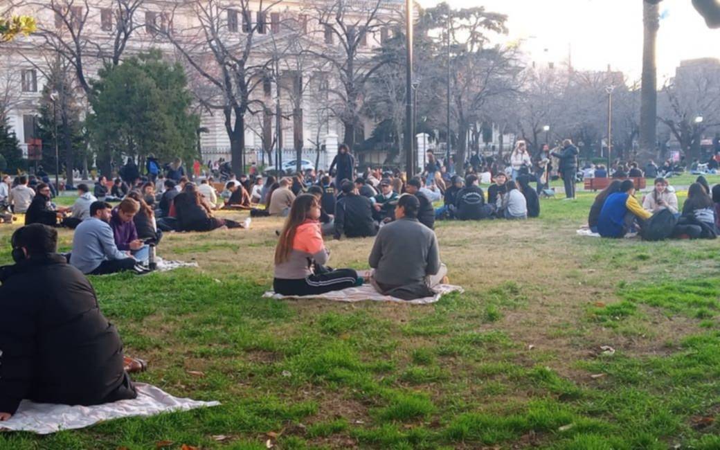 En fotos | Tarde de sol en La Plata y los vecinos salieron a disfrutar en las plazas