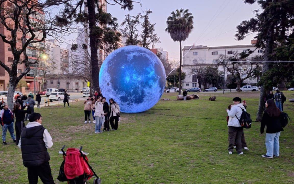 La luna gigante volvió a aparecer en La Plata y llegó con la “parada planetaria”, un fenómeno astronómico poco frecuente