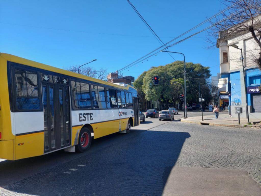 Semáforos trabados y riesgo vial en la esquina de diagonal 73, 5 y 62