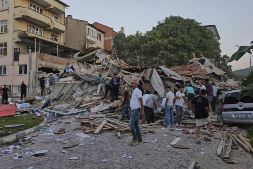 Sismo en Turquía, con al menos una víctima fatal y edificios en ruinas