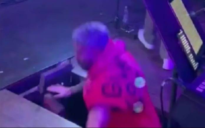 El accidente del cantante de Dale Q’ Va: se rompió el escenario y cayó en pleno show