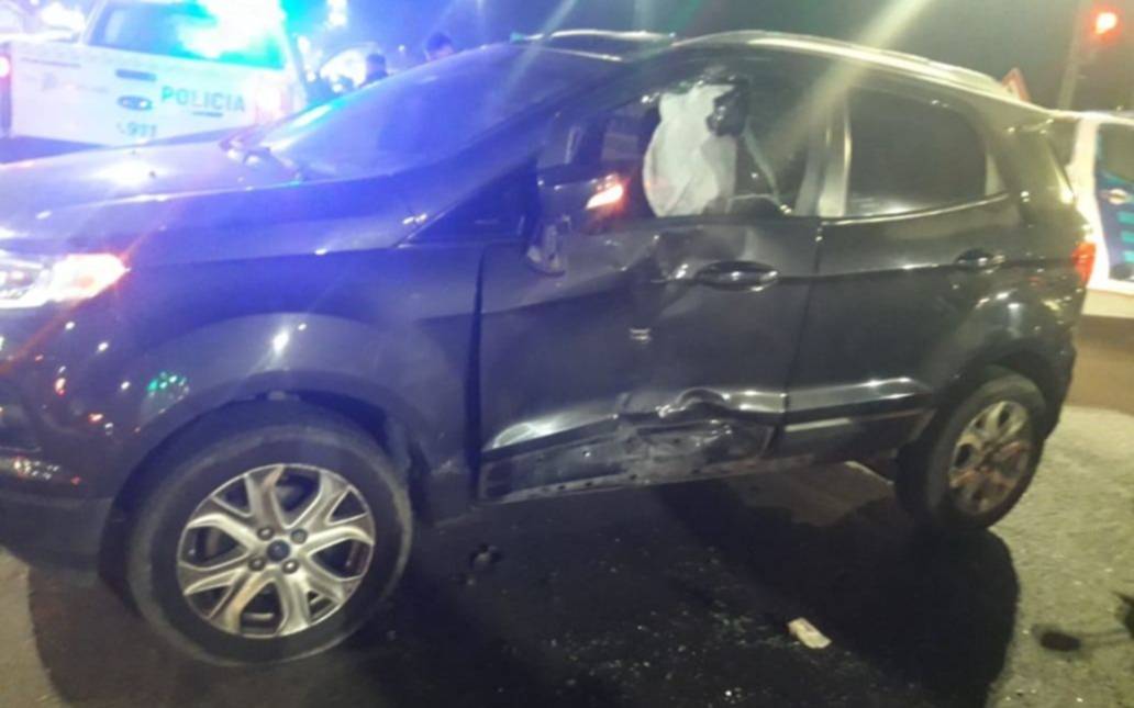 Una moto y una camioneta protagonizaron un violento choque en La Plata: un conductor debió ser trasladado al hospital