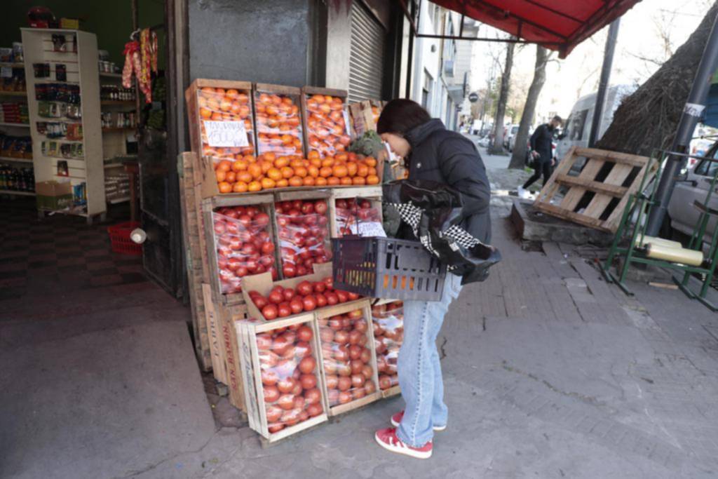 Fuera de estación, más caros: aumento de precio en la banana y el tomate