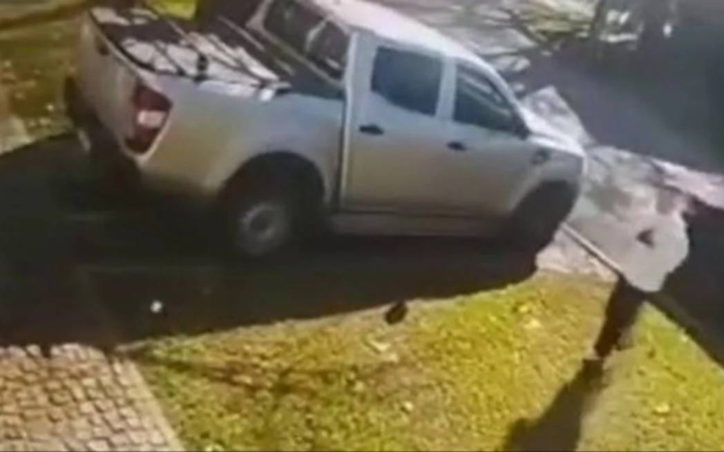 Robo y momentos de terror en Bernal: delincuentes apuntaron a un grupo de niños