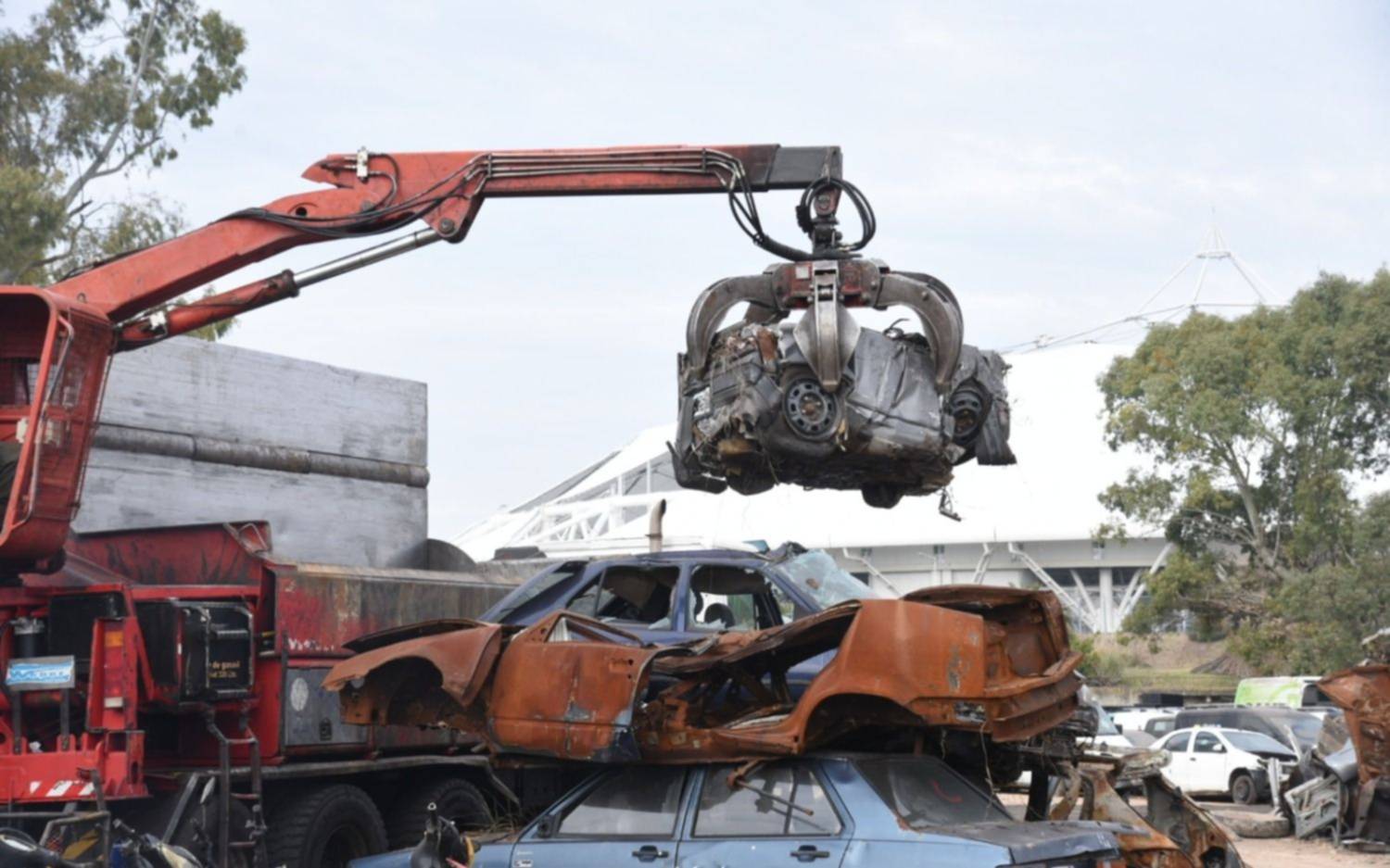 De autos a chatarra: avanzan con la compactación de vehículos en La Plata