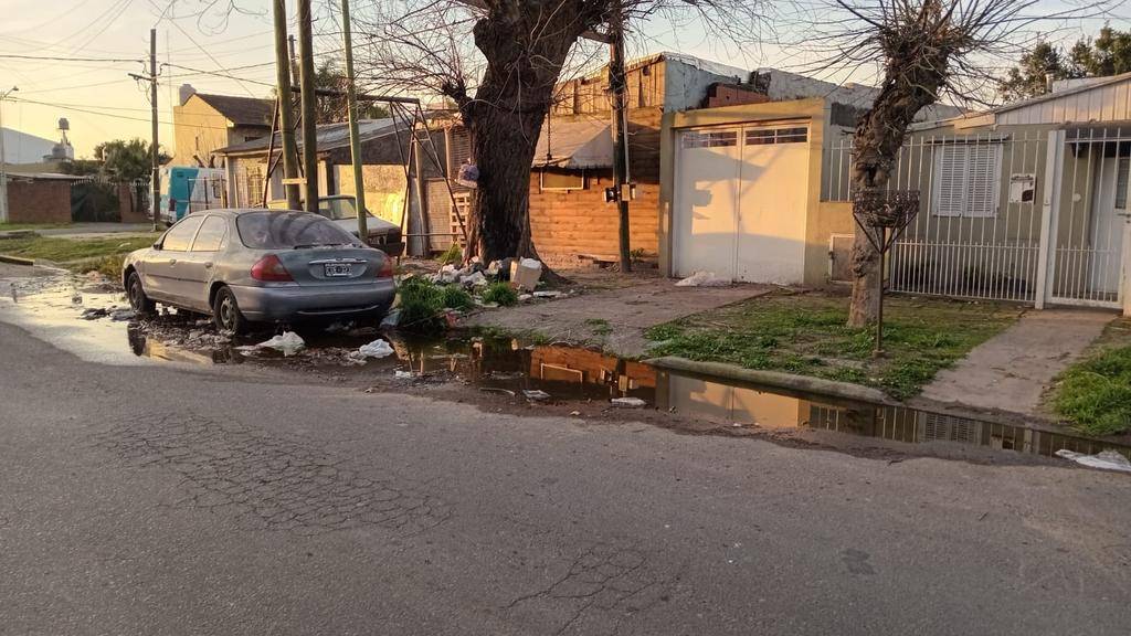 Reclaman por un auto abandonado y residuos que bloquean el paso del agua